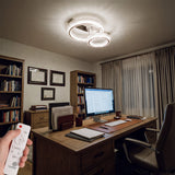 Espacio de trabajo con monitor iluminado por plafón led sin parpadeo (flicker-free)