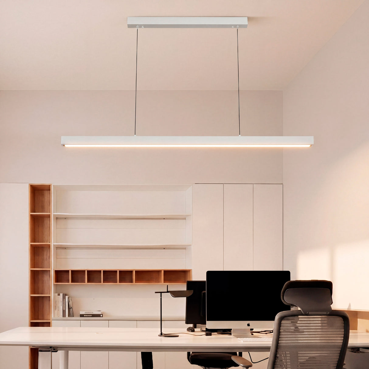 Lámpara de diseño lineal en despacho ejecutivo con luz neutra para máxima claridad.