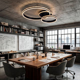 Plafón LED en mesa de reuniones de oficina con techos de hormigón y estilo industrial.
