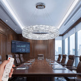 Panel LED circular sobre mesa de juntas en despacho de diseño corporativo.