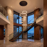 Vista interior al atardecer de un salón de lujo donde los aros LED crean un punto focal arquitectónico.