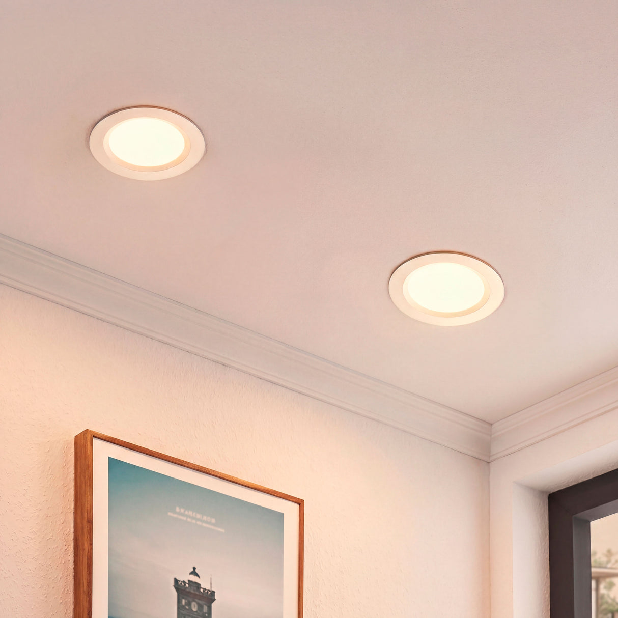 Serie de spots Downlight empotrables en pasillo largo creando un camino de luz.