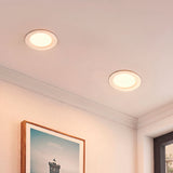 Serie de spots Downlight empotrables en pasillo largo creando un camino de luz.