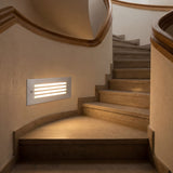 Luces guía siguiendo la curvatura de una pared interior en vivienda de diseño.
