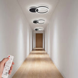 Diseño de iluminación lineal para pasillos con lámparas de techo LED.