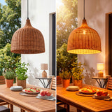 Comparativa On/Off de la lámpara de mimbre natural en mesa de terraza exterior.