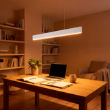 Luz lineal sobre escritorio de trabajo en casa para mejorar el confort visual y la concentración.