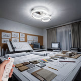 Luz blanca técnica sobre mesa de trabajo para optimizar la agudeza visual.