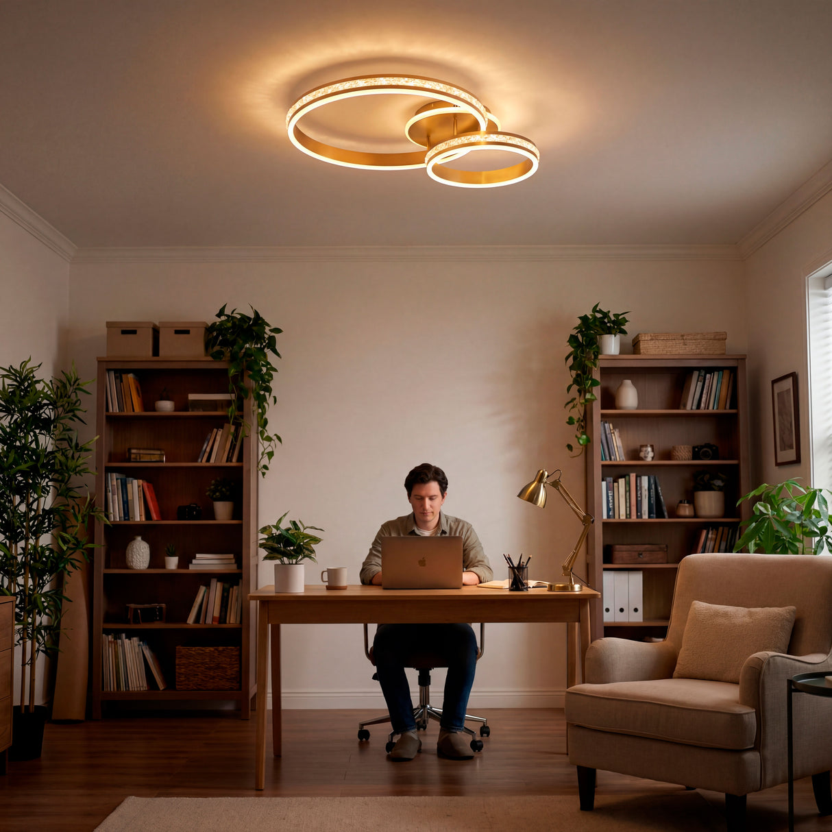 Plafón LED circular en zona de trabajo con ordenador y estanterías de libros.