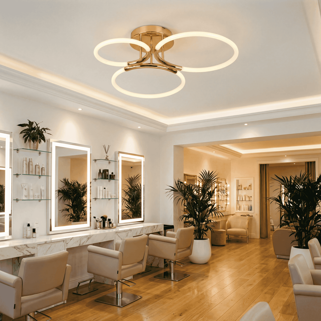 Plafón LED triple aro dorado instalado en salón de belleza con espejos retroiluminados.