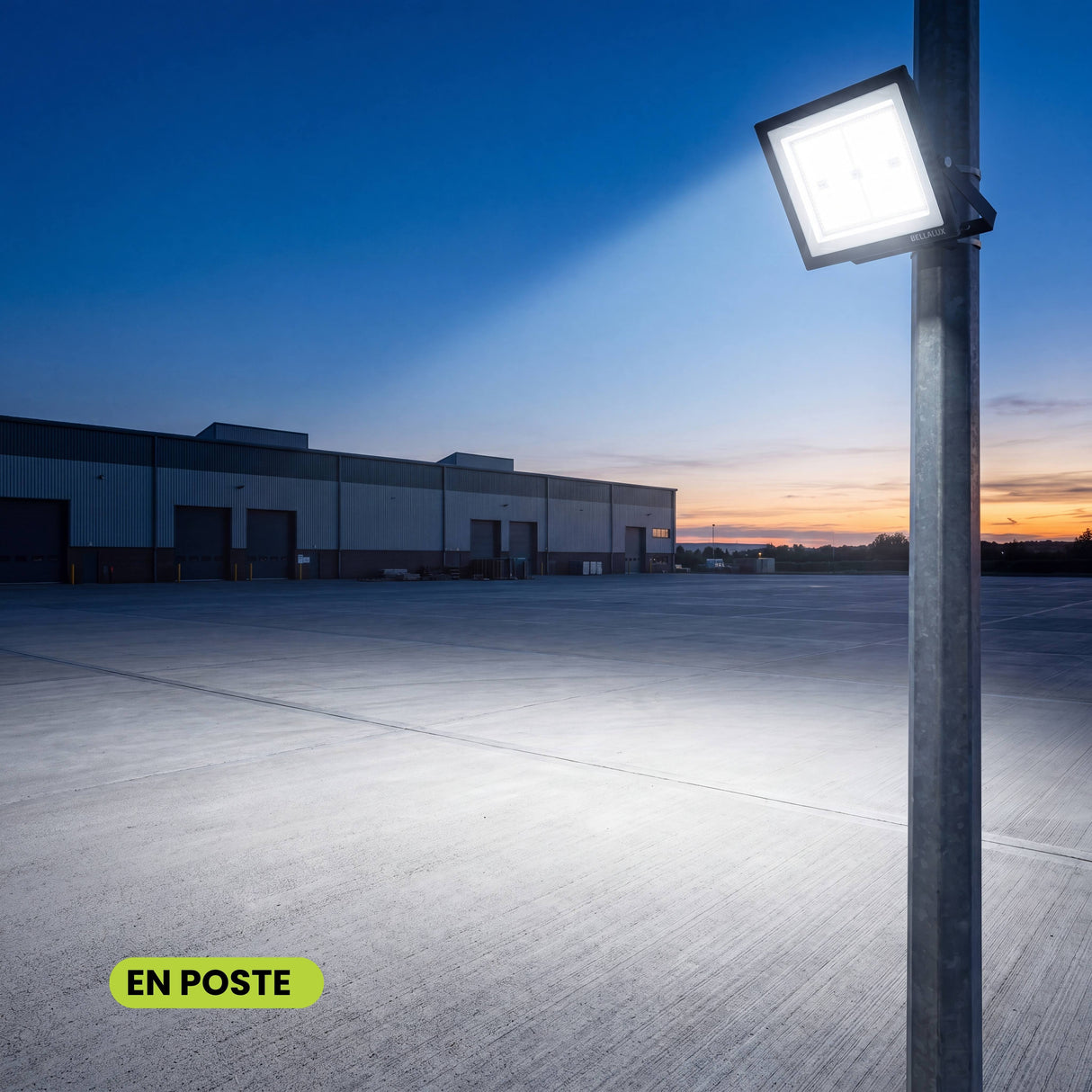 Gran haz de luz blanca proyectado sobre un pavimento exterior para seguridad perimetral.