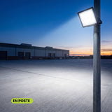 Gran haz de luz blanca proyectado sobre un pavimento exterior para seguridad perimetral.
