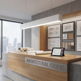 Lámpara de diseño sobre mesa de dibujo en estudio de arquitectura contemporáneo.