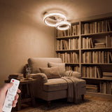 Sillón de lectura bajo luz neutra ideal para reducir la fatiga ocular.