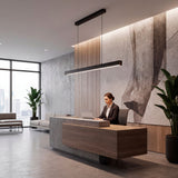 Lámpara Marsella Black instalada en mostrador de recepción de diseño con luz de acento.