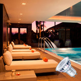 Focos dicroicos ddimmables iluminando la zona de descanso junto a una piscina interior.