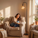 Iluminación técnica residencial con luz cálida en zona de lectura familiar con estética actual.