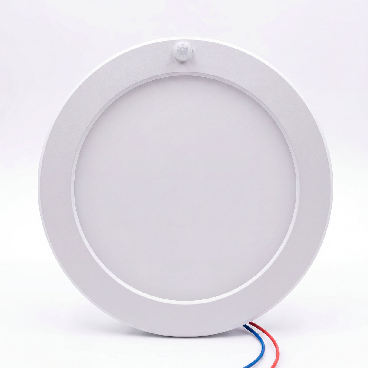 Plafón LED circular con difusor opalino antirreflejos aislado sobre fondo blanco para catálogo digital.