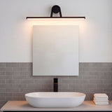 Distribución uniforme de luz blanca sobre espejo rectangular en un cuarto de baño de líneas limpias.