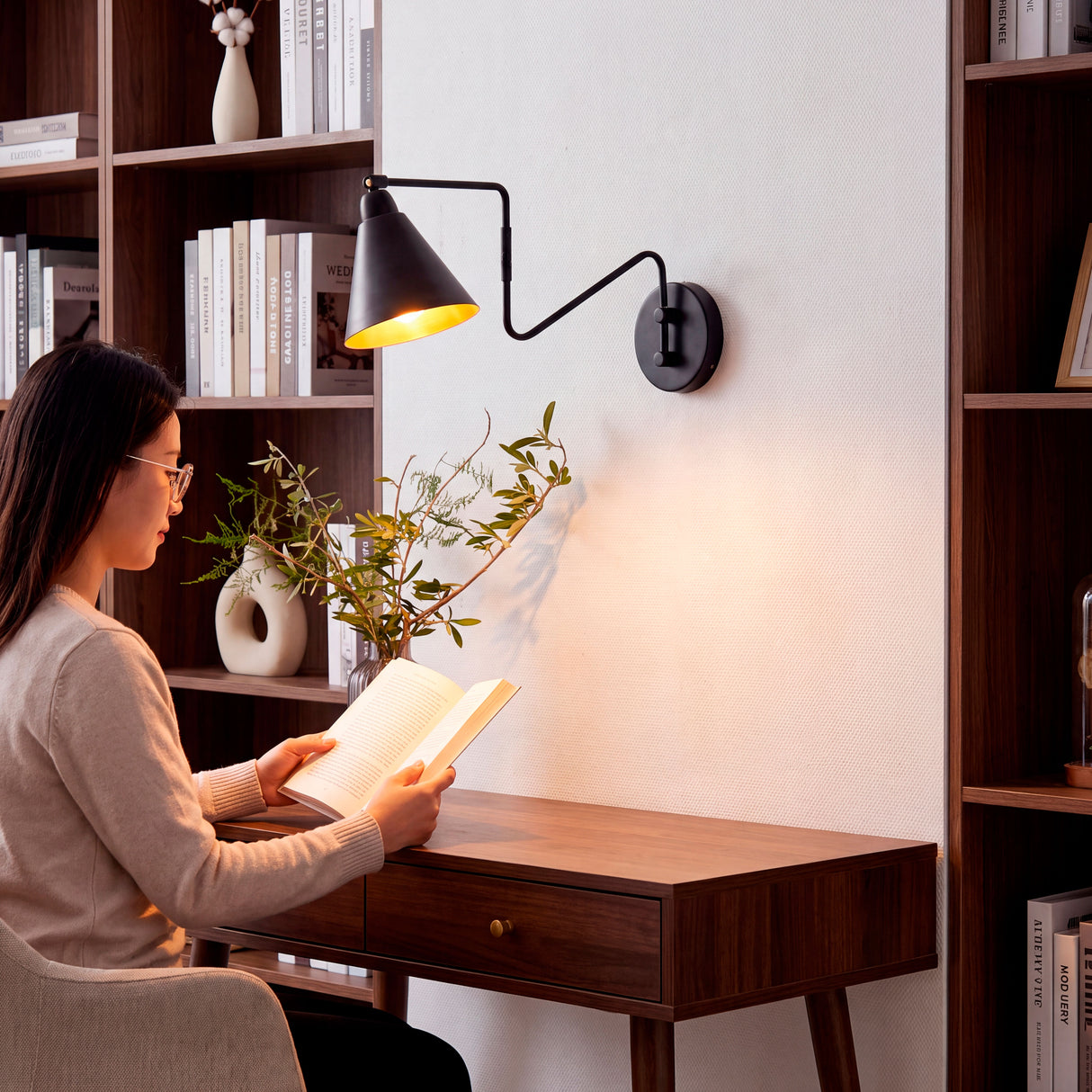 Brazo extensible de luz focalizada para estudio que favorece el confort óptico y elimina sombras molestas.