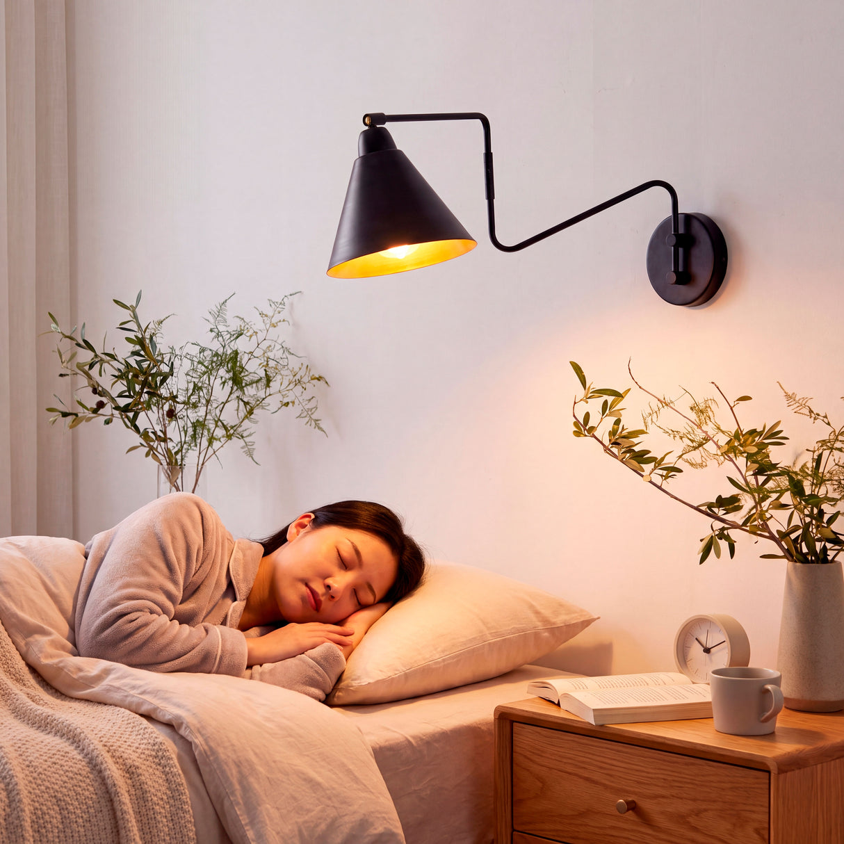 Ambiente tenue y relajante generado por aplique perimetral en recámara de confort premium.