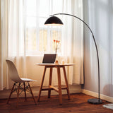 Lámpara curva proyectando luz directa sobre mesa de trabajo, eliminando sombras en espacios interiores.