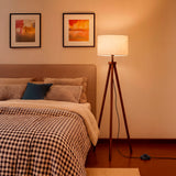 Punto de luz de suelo junto a cama contemporánea, creando una atmósfera de relajación nocturna.