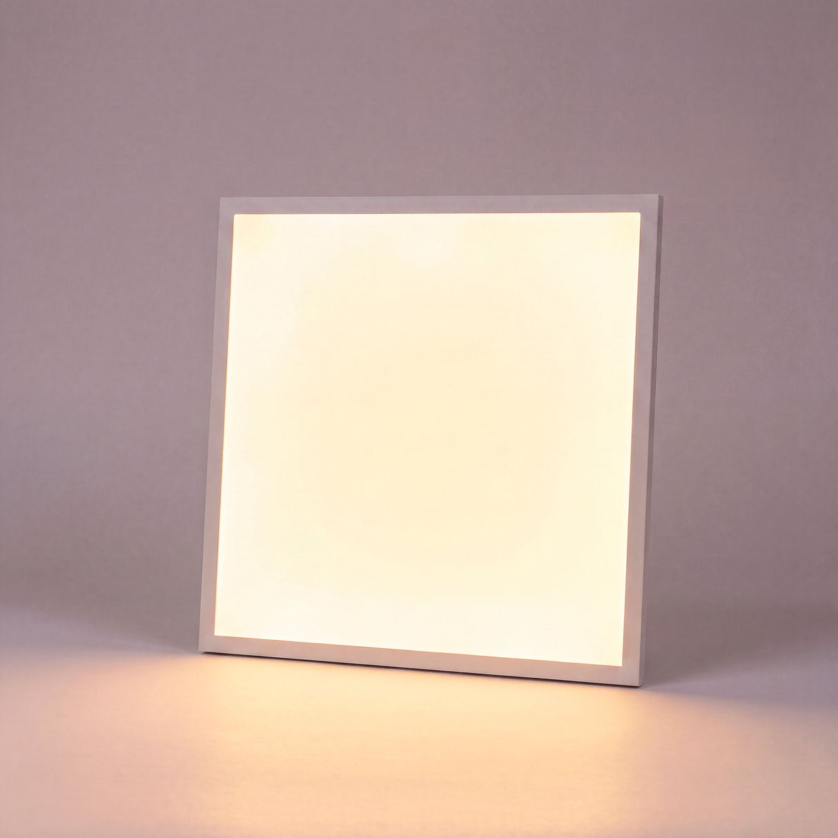 Plafón modular cuadrado emitiendo luz cálida agradable con difusor opalino para proyectos residenciales premium.