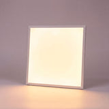 Plafón modular cuadrado emitiendo luz cálida agradable con difusor opalino para proyectos residenciales premium.