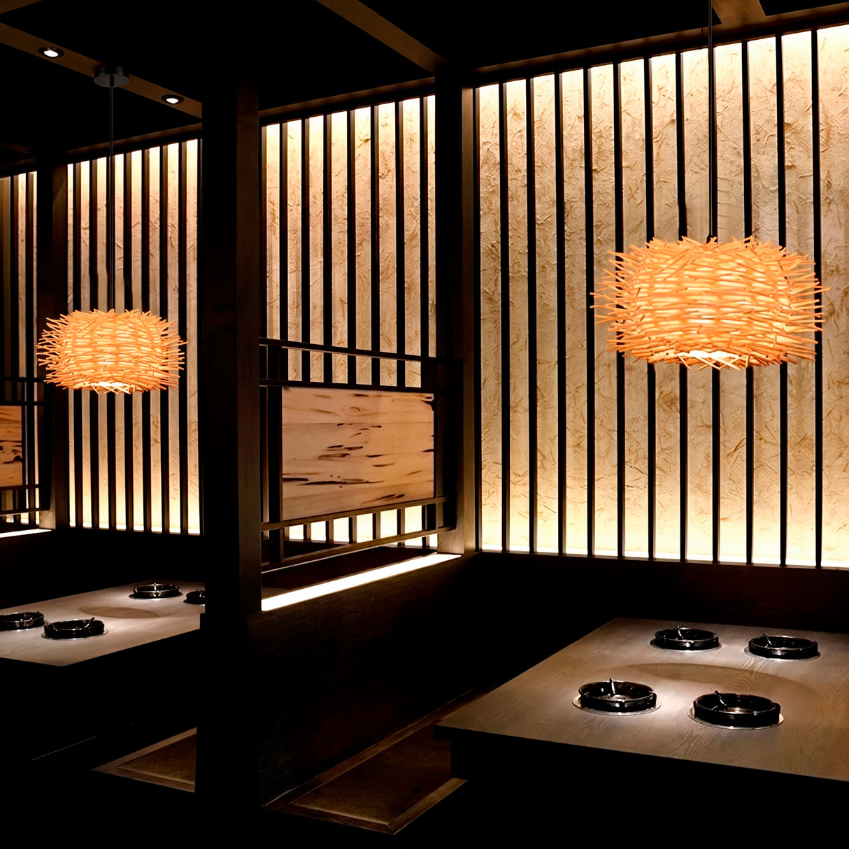 Serie de lámparas Harumi instaladas en comedor privado con paneles de madera.