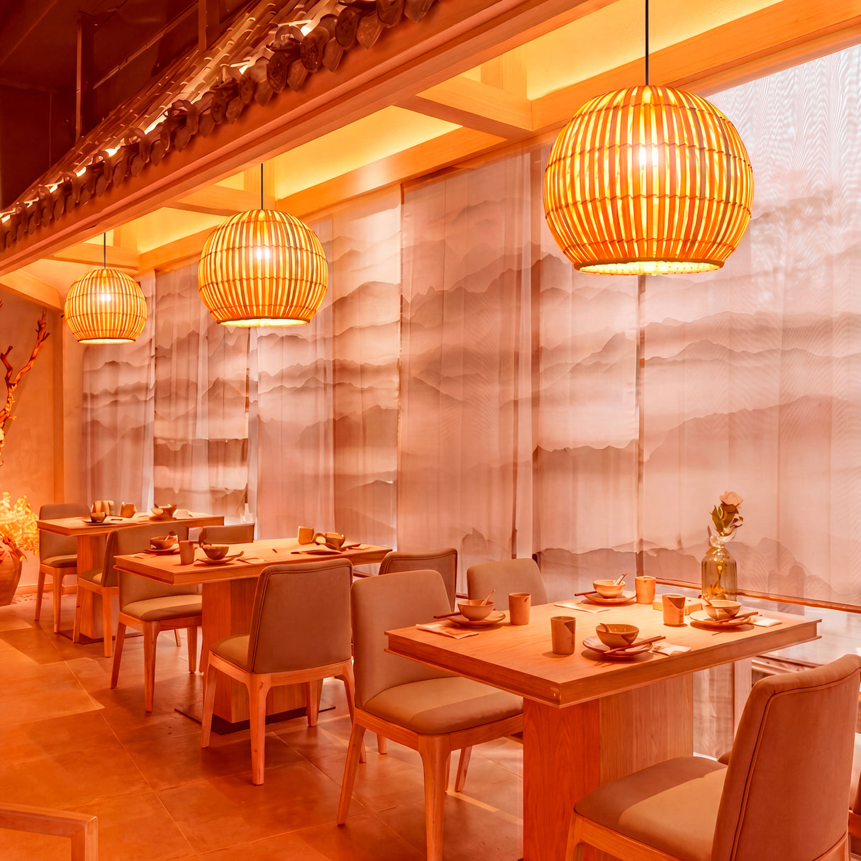 Línea de lámparas Nicole iluminando las mesas de un restaurante asiático contemporáneo.