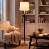 Lámpara decorativa junto a un sillón blanco y estantería de libros en un estudio.