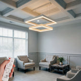 Lámpara circular blanca LED en sala de espera de clínica o centro médico