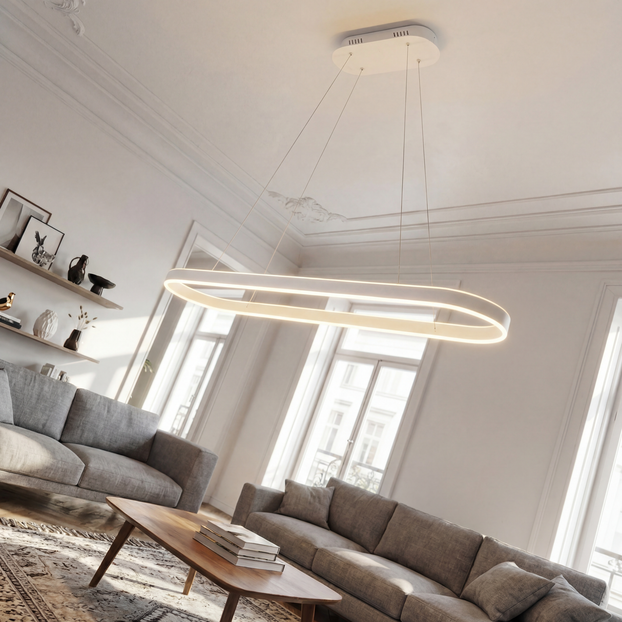 Vista panorámica de sala de estar iluminada con lámpara colgante ovalada blanca.