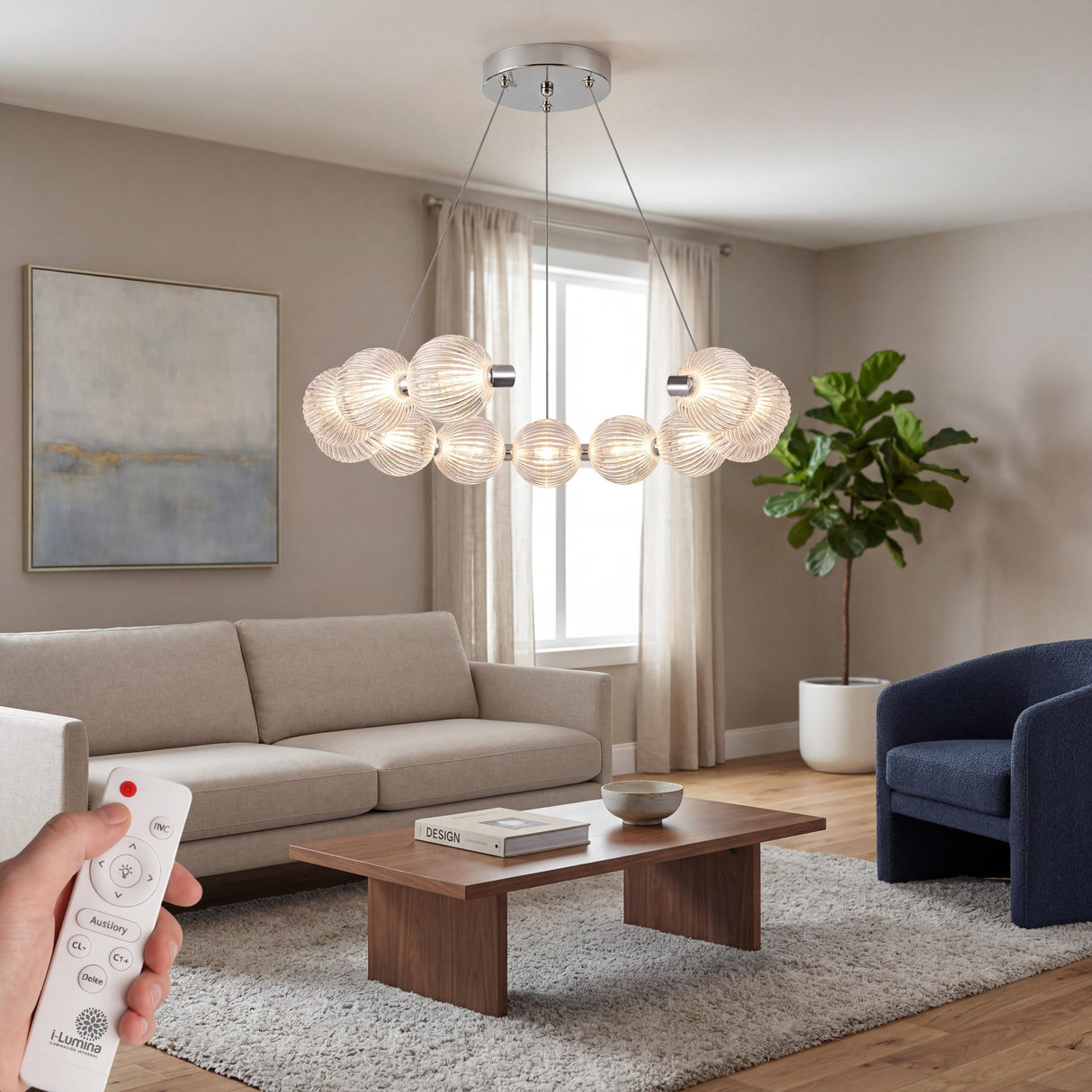 Sala de estar contemporanea decorada con la lampara colgante Bangle Crystal en tono neutro.