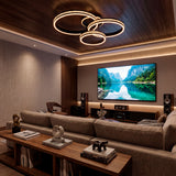 Sala de estar con luz cálida regulada para disfrutar de contenido multimedia.