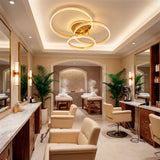 Luminaria decorativa técnica instalada en salón de belleza con puestos de peinado.