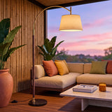 Salón contemporáneo con gran ventanal al atardecer iluminado por lámpara de arco premium.