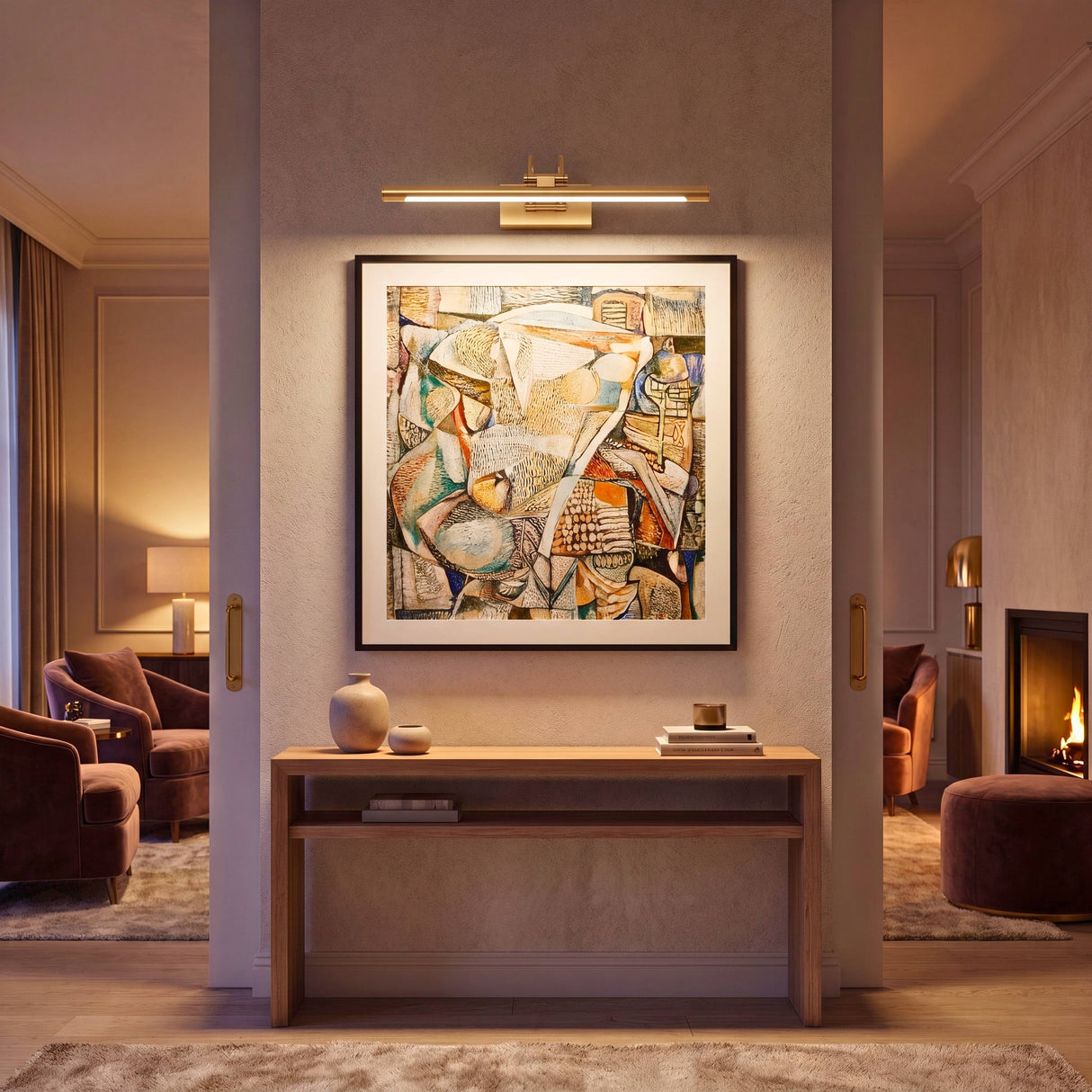 Iluminación museística de gran formato integrando aplique lineal dorado en un salón de concepto residencial.