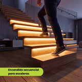 Iluminación secuencial para escaleras con cinta LED controlada peldaño por peldaño