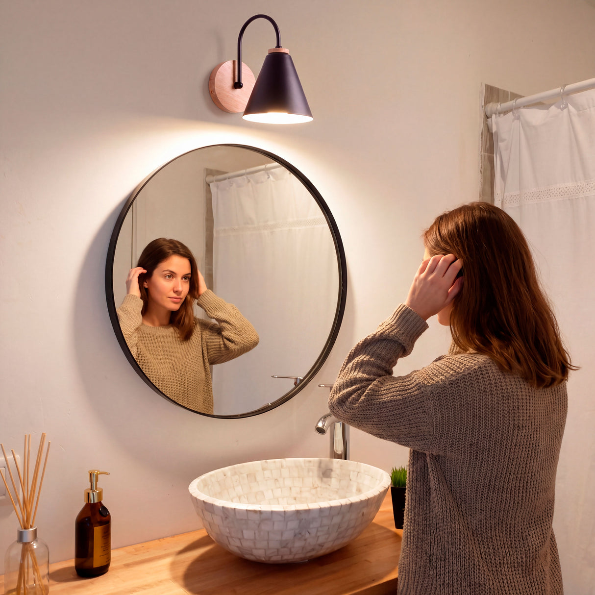 Haz focalizado cálido instalado sobre espejo de baño garantizando visibilidad ergonómica.
