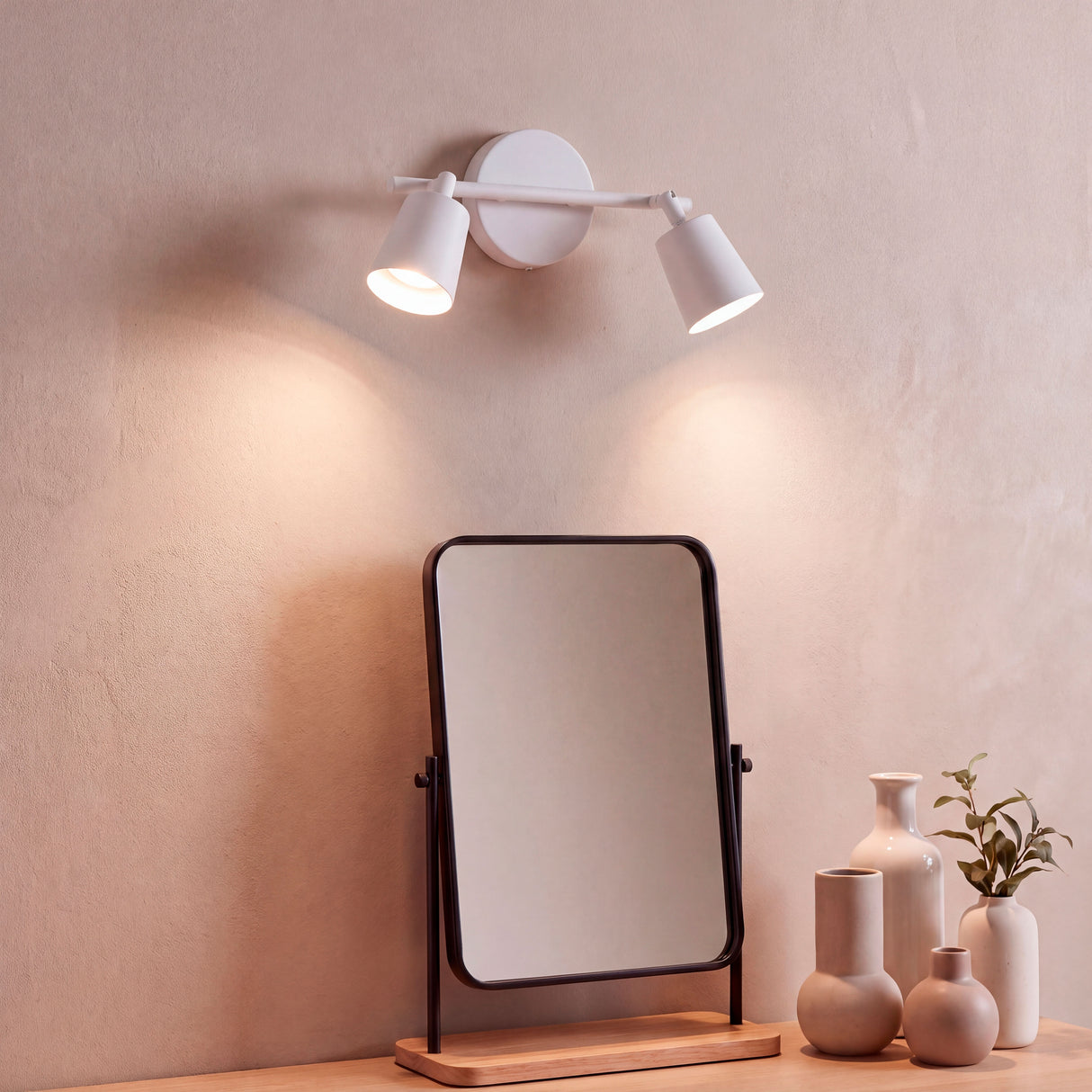 Luz de soporte en muro orientada a espejo para crear una atmósfera cálida y funcional.