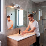 Luz técnica de soporte sobre espejo de baño para maximizar la visibilidad ergonómica.
