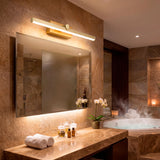 Aplique dorado en baño con bañera de hidromasaje y ambiente de relajación.