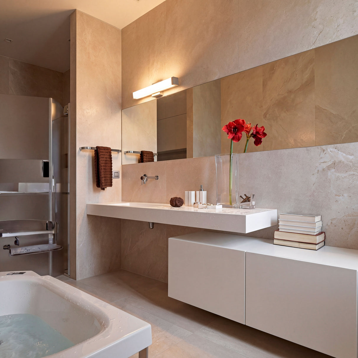 Ambiente de relajación con bañera iluminado por la luz cálida del aplique Julieta Silver.