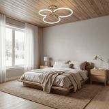 Plafón central en dormitorio principal con techos de madera y decoración sofisticada.