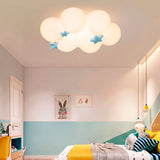 Lámpara nube en dormitorio con paredes verde menta y mobiliario blanco.