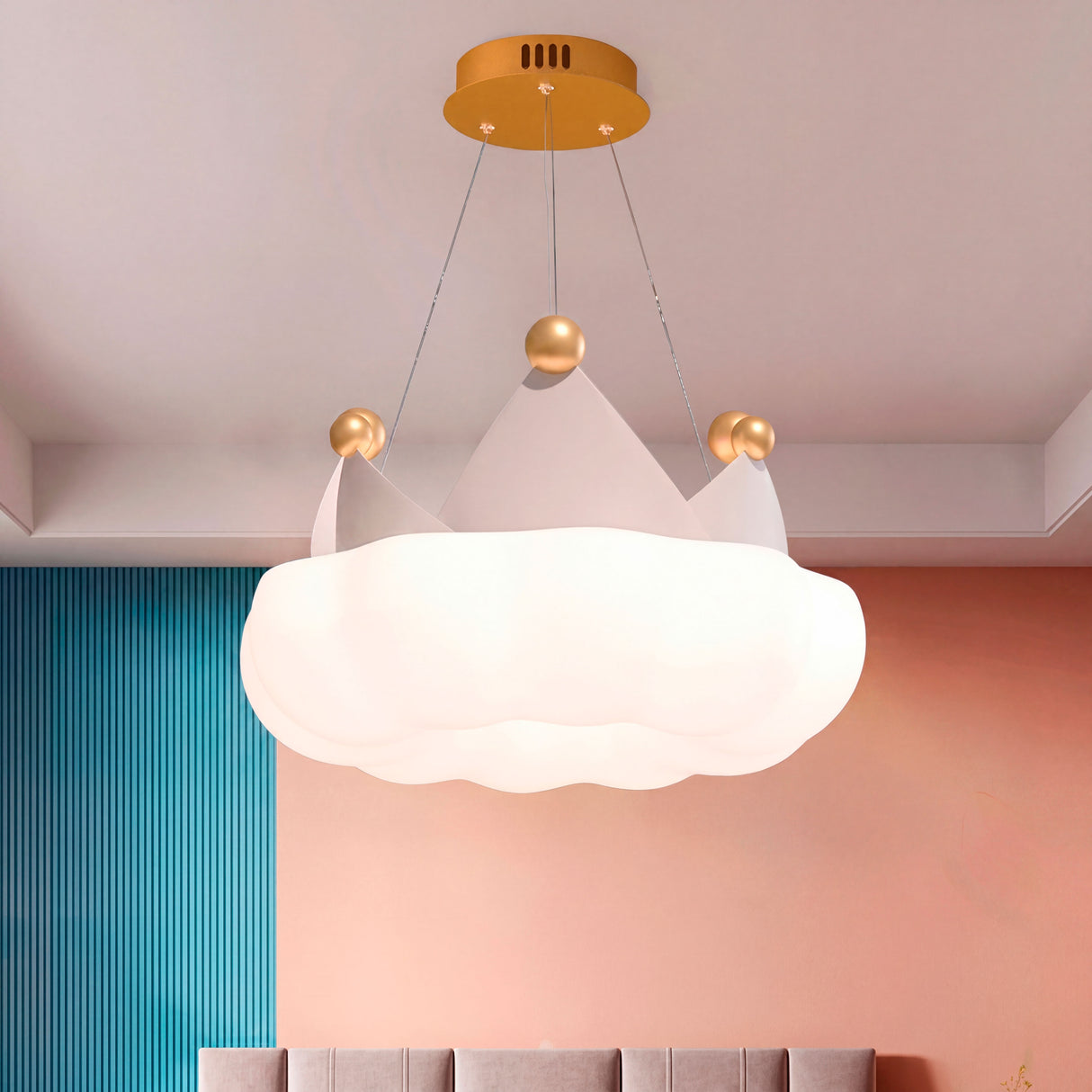 Lámpara Little King en dormitorio con paredes azules, ideal para una temática de cielo.