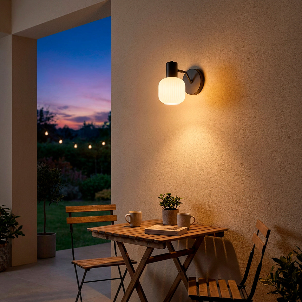 Iluminación de sobreponer para pared exterior techada que brinda distinción y calidez al porche.