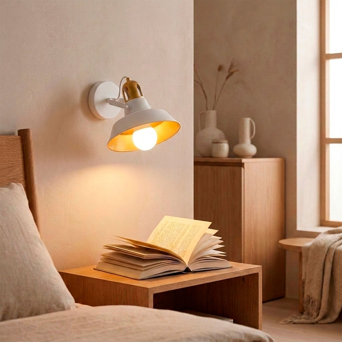 Punto de luz focal directo sobre mesa de noche que resalta acabados premium en interiorismo.